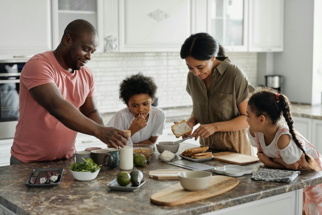 Eine Familie beim Frühstück