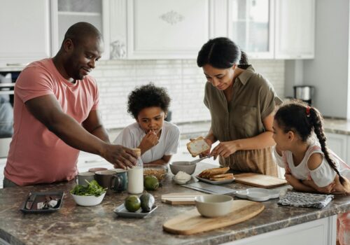 Familienalltag und gesunde Essgewohnheiten: So gelingt eine ausgewogene Ernährung für Groß und Klein